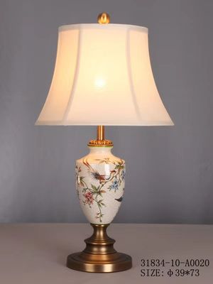 Mano che dipinge la lampada da tavolo decorativa elegante di 73cm x di 39cm